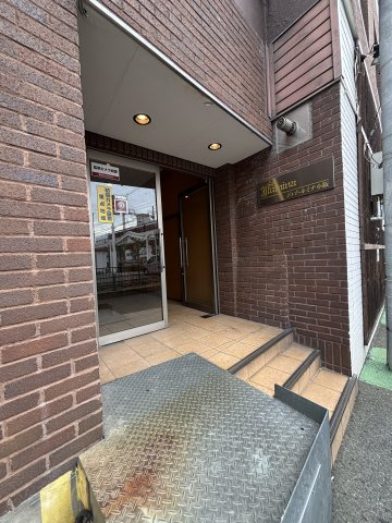 ジェイルミナ小阪のエントランス