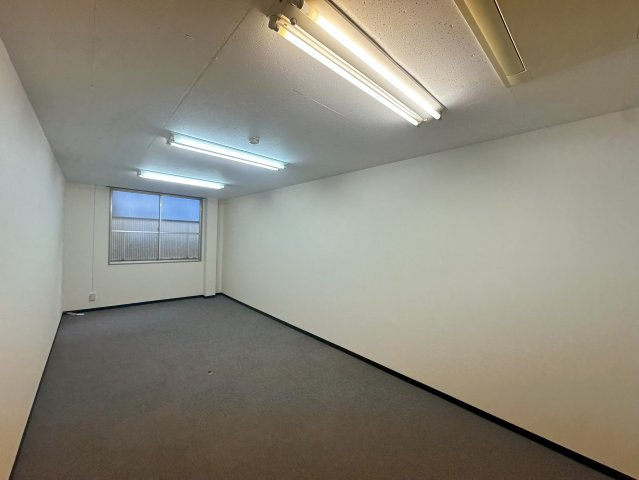 大阪市中央区安土町１丁目の事務所の洋室