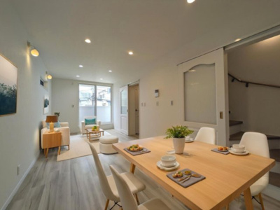 【居間・リビング】 | 【吉島新町１】可愛い＆収納充実の3階建て都市型住宅 | ☆CGでバーチャルホームステージングしています。
