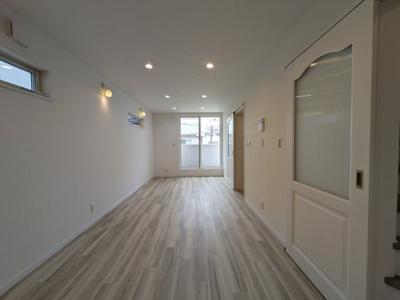 【居間・リビング】 | 【吉島新町１】可愛い＆収納充実の3階建て都市型住宅