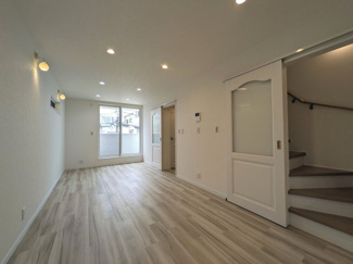 【居間・リビング】 | 【吉島新町１】可愛い＆収納充実の3階建て都市型住宅