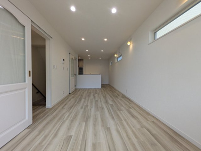 【居間・リビング】 | 【吉島新町１】可愛い＆収納充実の3階建て都市型住宅
