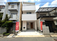 【吉島新町１】可愛い＆収納充実の3階建て都市型住宅の画像