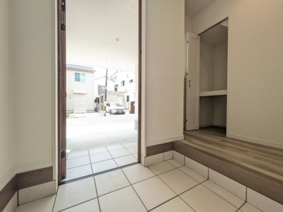 【玄関】 | 【吉島新町１】可愛い＆収納充実の3階建て都市型住宅
