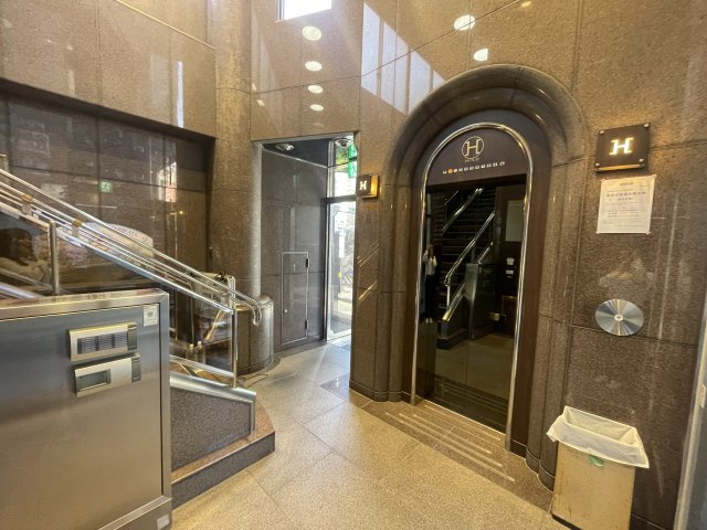 上本町ホールドビルのエントランス