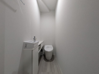 【トイレ】 | 【温品3丁目No.A】黒を基調とした重厚な内装。多彩な設備のあるオール電化住宅