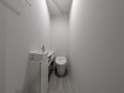 【トイレ】 | 【温品3丁目No.A】黒を基調とした重厚な内装。多彩な設備のあるオール電化住宅