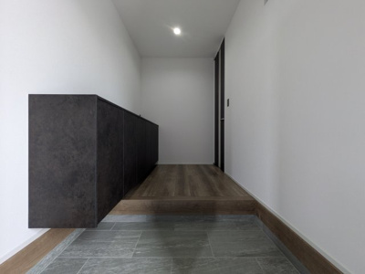 【玄関】 | 【温品3丁目No.A】黒を基調とした重厚な内装。多彩な設備のあるオール電化住宅