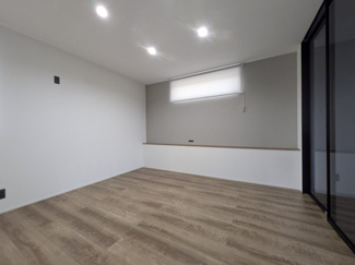 【洋室】 | 【温品3丁目No.A】黒を基調とした重厚な内装。多彩な設備のあるオール電化住宅