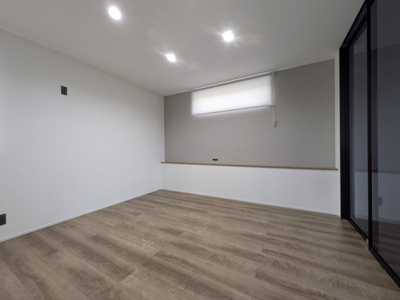 【洋室】 | 【温品3丁目No.A】黒を基調とした重厚な内装。多彩な設備のあるオール電化住宅