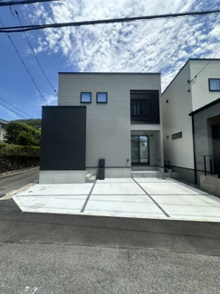 【前面道路含む現地写真】 | 【温品3丁目No.A】黒を基調とした重厚な内装。多彩な設備のあるオール電化住宅