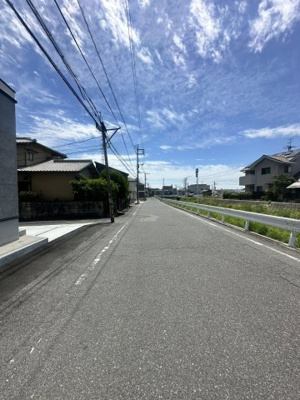 【前面道路含む現地写真】 | 【温品3丁目No.A】黒を基調とした重厚な内装。多彩な設備のあるオール電化住宅