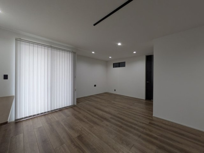 【居間・リビング】 | 【温品3丁目No.A】黒を基調とした重厚な内装。多彩な設備のあるオール電化住宅