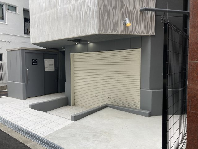 大阪市中央区日本橋１丁目の店舗事務所のエントランス