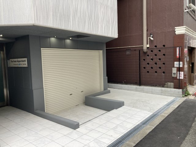 大阪市中央区日本橋１丁目の店舗事務所のエントランス