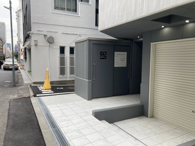 大阪市中央区日本橋１丁目の店舗事務所のエントランス