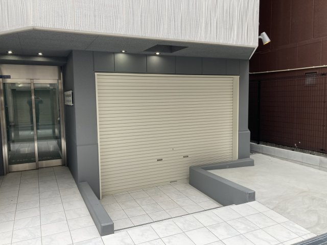 大阪市中央区日本橋１丁目の店舗事務所のエントランス
