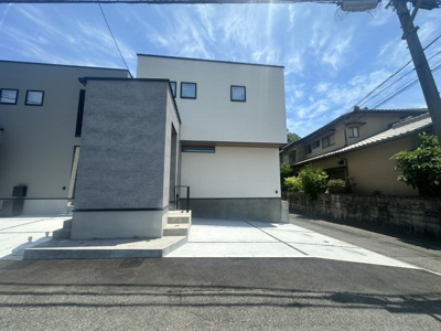 【前面道路含む現地写真】 | 【温品3丁目No.B】並列2台駐車可！白を基調とした19.8帖LDKと書斎の家