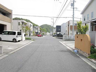 【前面道路含む現地写真】 | 広島市安佐南区山本新町５丁目 東亜祇園ニュータウン春日野