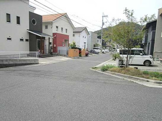 【前面道路含む現地写真】 | 広島市安佐南区山本新町５丁目 東亜祇園ニュータウン春日野