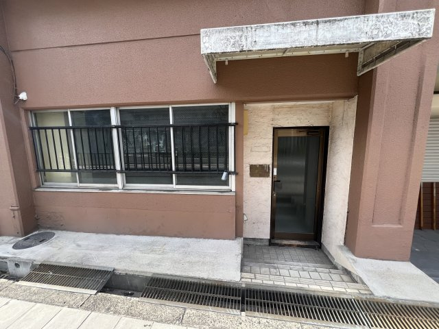 大阪市城東区蒲生１丁目の店舗事務所の玄関