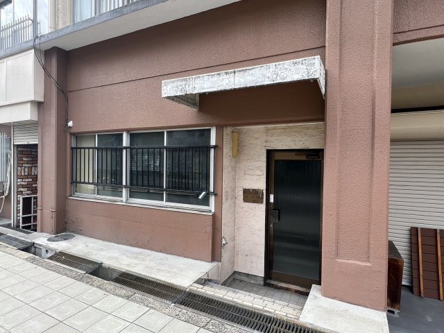 大阪市城東区蒲生１丁目の店舗事務所の玄関