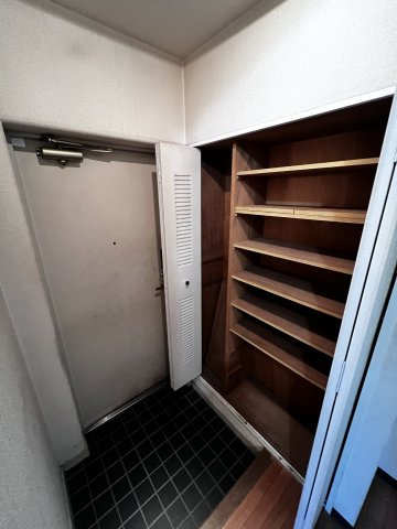 大阪市天王寺区松ケ鼻町の事務所の玄関