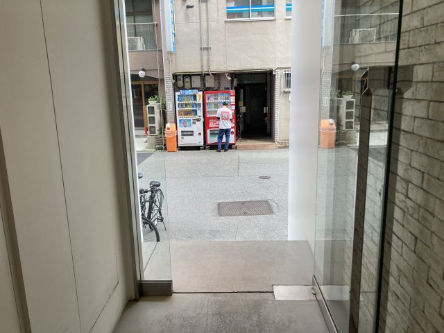 大阪市中央区平野町４丁目の店舗事務所のエントランス