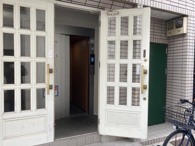 大阪市生野区中川５丁目の店舗事務所のエントランス