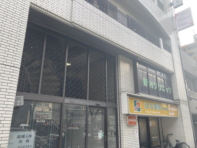 大阪市中央区高津３丁目の店舗事務所のエントランス