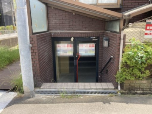 三島郡島本町青葉１丁目の店舗事務所のエントランス