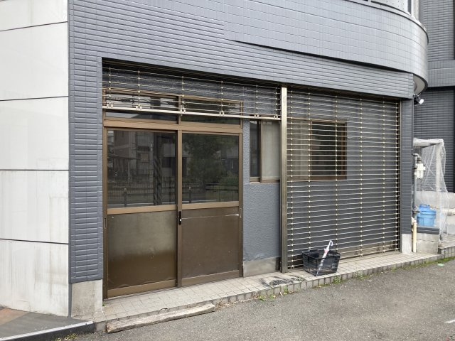 大阪市東淀川区大隅２丁目の店舗事務所のエントランス