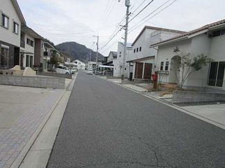 【前面道路含む現地写真】 | 広島市安佐南区山本新町５丁目 東亜祇園ニュータウン春日野