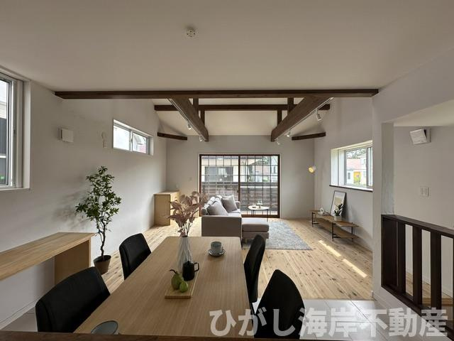 茅ケ崎市東海岸南３丁目　中古戸建の居間・リビング|新規リフォーム完了！　19.6帖　吹抜付LDK
