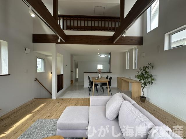 茅ケ崎市東海岸南３丁目　中古戸建のダイニング|新規リフォーム完了！　19.6帖　吹抜付LDK