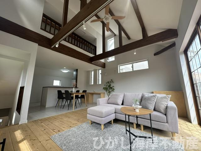 茅ケ崎市東海岸南３丁目　中古戸建の居間・リビング|新規リフォーム完了！　19.6帖　吹抜付LDK