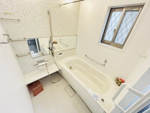長田区御屋敷通5丁目　中古戸建の浴室|横長ミラーを採用した浴室。
空間に奥行をもたらし、バスルームが広々とした印象に♪
