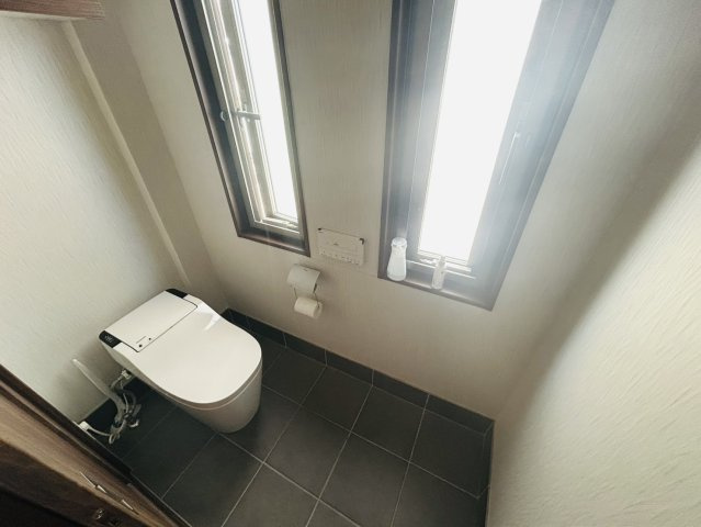長田区御屋敷通5丁目　中古戸建のトイレ|窓がある明るいトイレ。
念願のマイホーム購入をお手伝いいたします