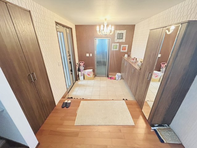 長田区御屋敷通5丁目　中古戸建の玄関|玄関内側の写真です。大きなシューズボックスもついておりご家族皆さんの靴がたくさん入りますね