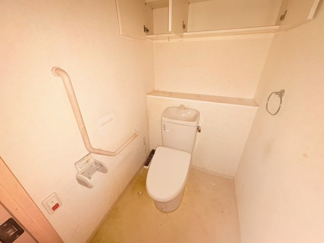 アスタプラザウェストのトイレ|タンク式トイレは貯水タンクに約1回分の水量を保管できるので
万が一の際も1回使用できます◎