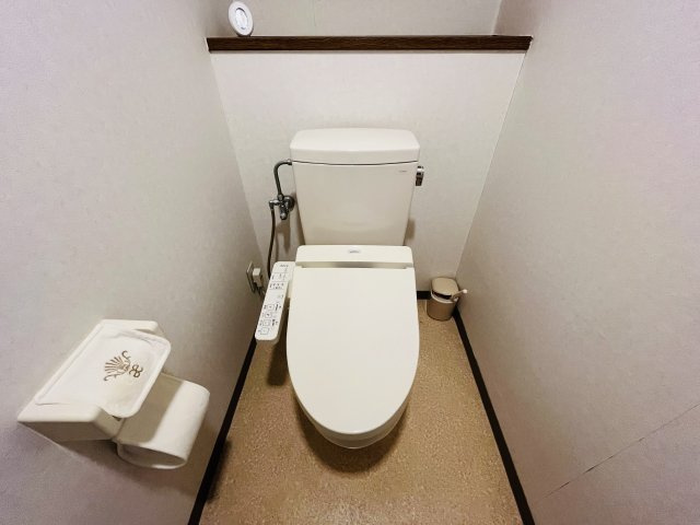 オーガスタコート夙川　4階のトイレ|温水洗浄便座、ペーパーホルダーが備わっております。