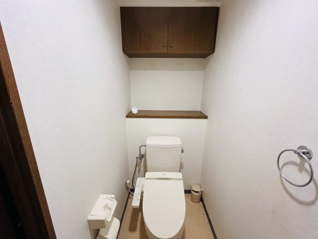 オーガスタコート夙川　4階のトイレ|タオル掛けが備わっております。