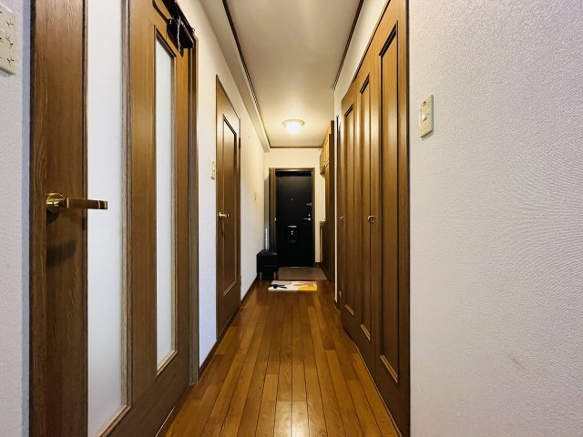 オーガスタコート夙川　4階の玄関|廊下からも感じられる明るいお部屋です♪