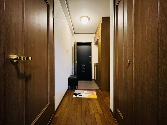 オーガスタコート夙川　4階の玄関|玄関内側の別角度の写真です。