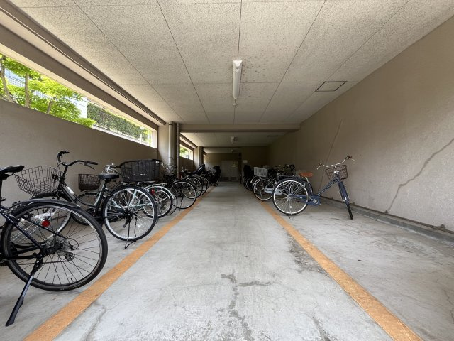 オーガスタコート夙川　4階の居間・リビング|駐車場に車を止められます