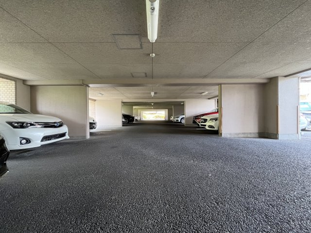 オーガスタコート夙川　4階の駐車場|駐車場があるので、車を買う予定の方も安心です