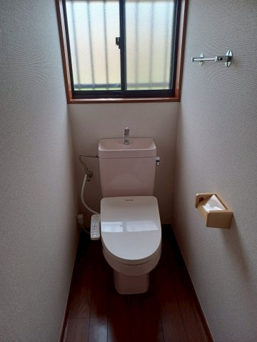 松葉町内野貸家のトイレ|コンパクトで使いやすいトイレです