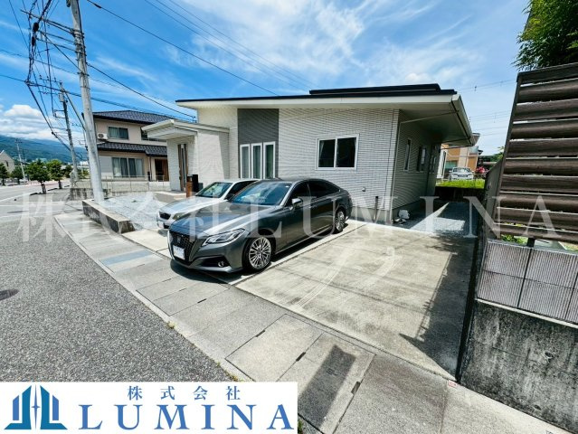 一条工務店施工　中古住宅の駐車場