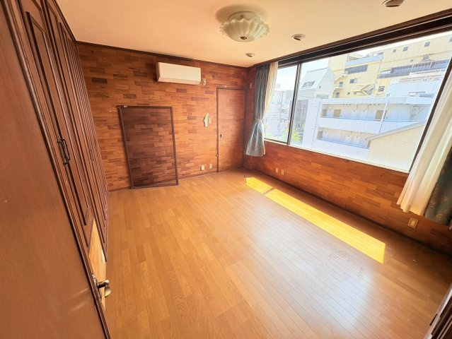神戸市須磨区宝田町３丁目の洋室|中央の扉が屋上へ繋がってるます