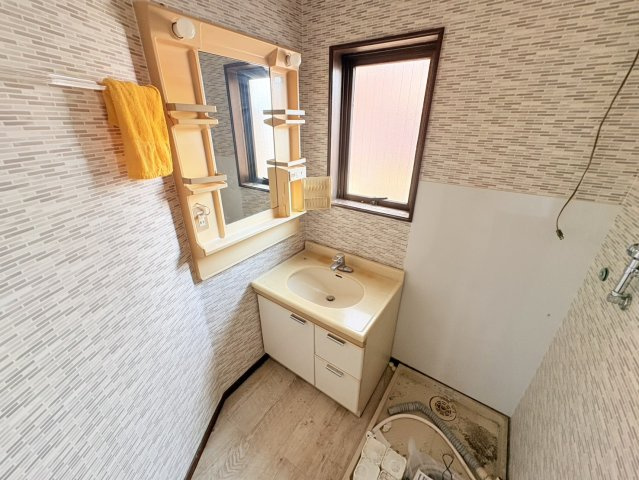 神戸市須磨区宝田町３丁目の独立洗面台|各部屋に窓があり光を多く取り込んでお部屋を明るく保ちます。